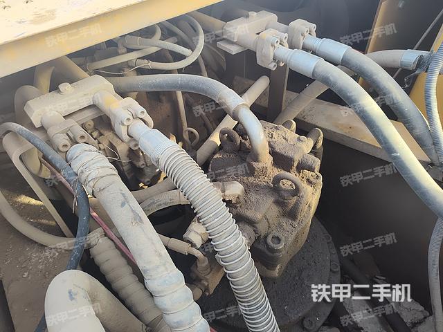 回转马达和主控阀（整机外观）