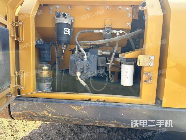 液壓泵艙室正面整體(整機外觀) 液壓泵艙室正面整體(整機外觀)