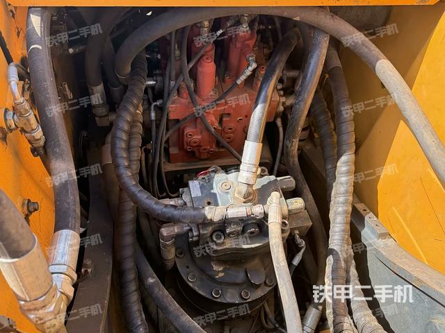 回转马达和主控阀（整机外观）