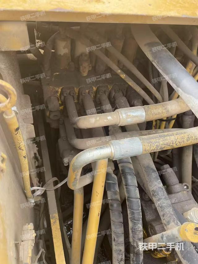 回转马达和主控阀（整机外观）