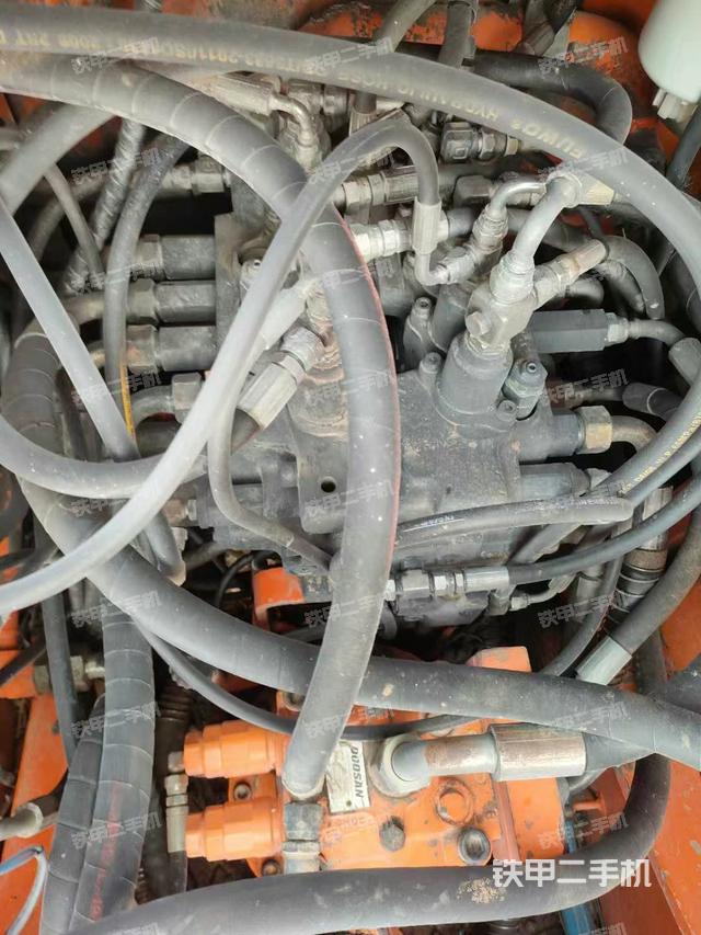 回轉(zhuǎn)馬達(dá)和主控閥(整機(jī)外觀) 回轉(zhuǎn)馬達(dá)和主控閥(整機(jī)外觀)