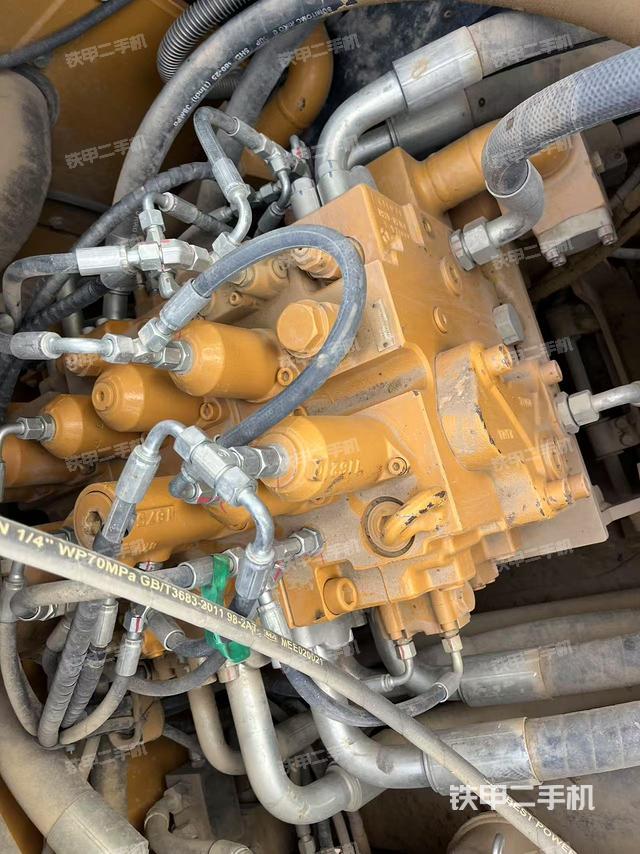 駕駛室頂部（整機外觀）