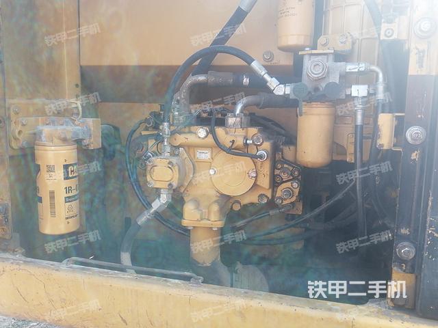 液压泵舱室正面整体（整机外观）