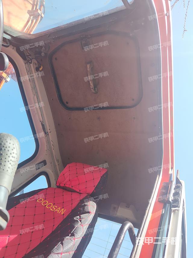 駕駛室頂部(整機(jī)外觀) 駕駛室頂部(整機(jī)外觀)