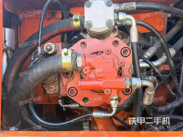 液壓泵艙室正面整體(整機(jī)外觀) 液壓泵艙室正面整體(整機(jī)外觀)