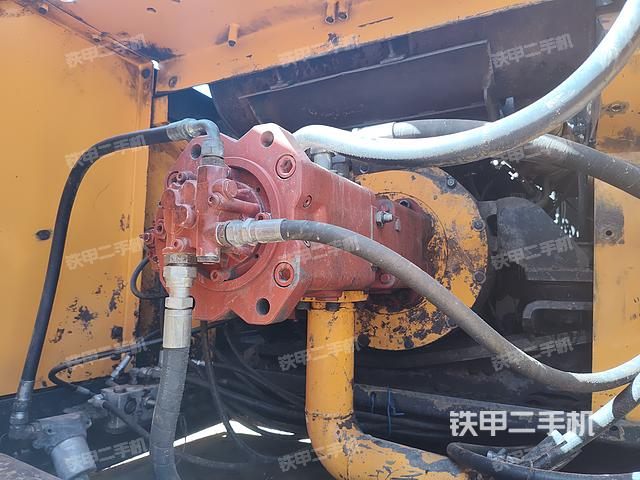 液压泵舱室正面整体（整机外观）