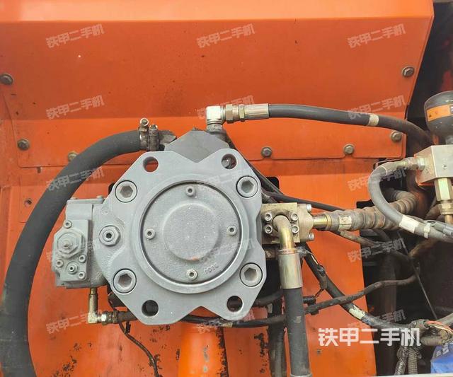 液压泵舱室正面整体（整机外观）