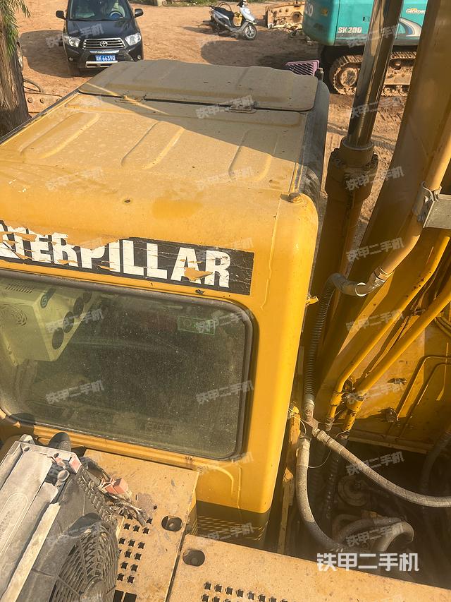 駕駛室頂部(整機外觀) 駕駛室頂部(整機外觀)