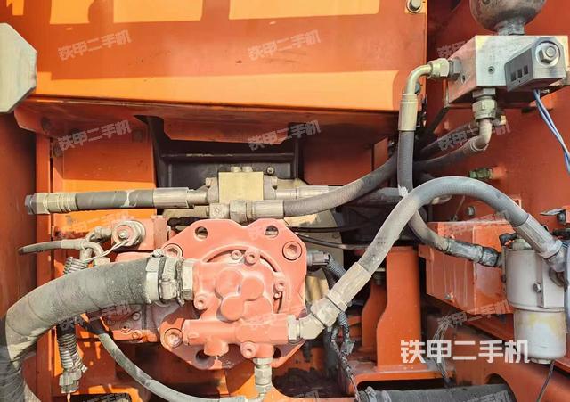 液压泵舱室正面整体（整机外观）