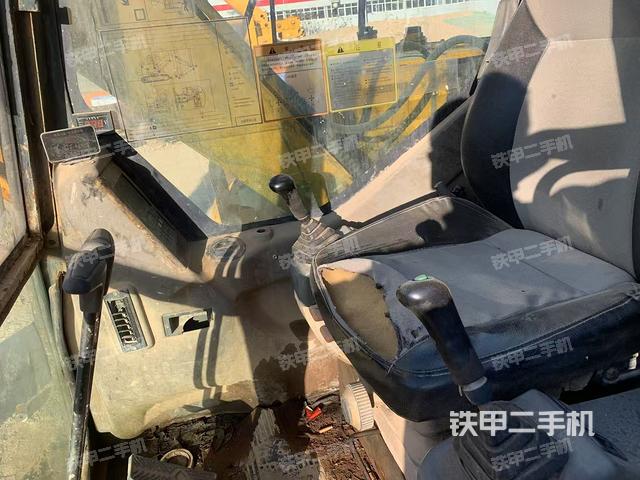 駕駛室整體(整機(jī)外觀) 駕駛室整體(整機(jī)外觀)