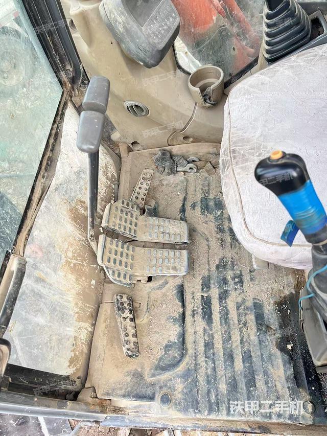 駕駛室整體(整機(jī)外觀) 駕駛室整體(整機(jī)外觀)