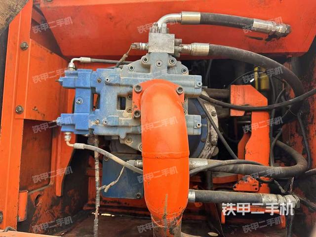 液壓泵艙室正面整體(整機(jī)外觀) 液壓泵艙室正面整體(整機(jī)外觀)