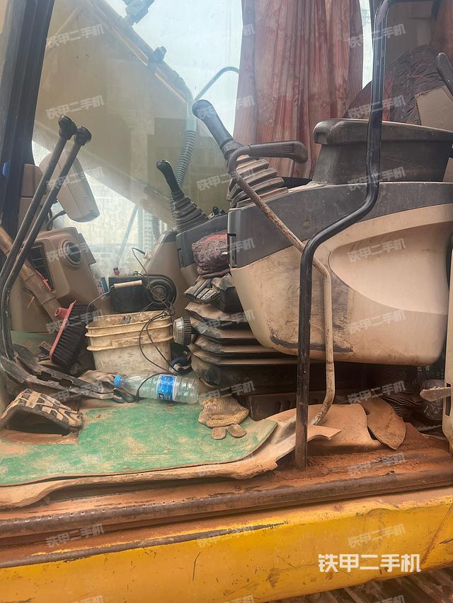 駕駛室整體(整機外觀) 駕駛室整體(整機外觀)