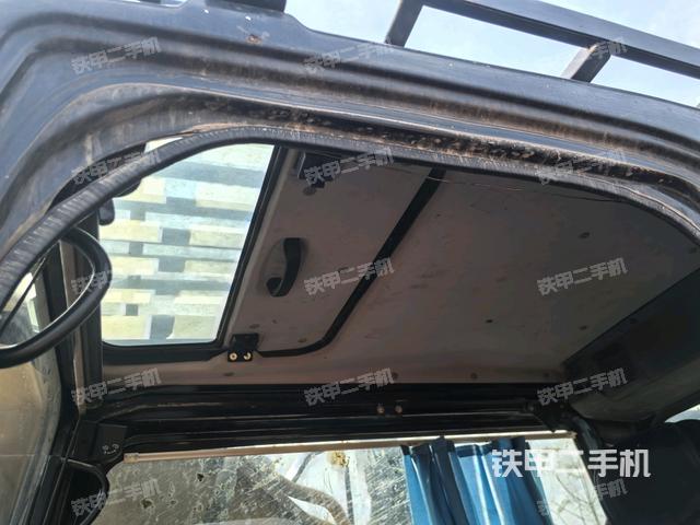 行走控制手柄和踏板?俯拍（駕駛室部分）