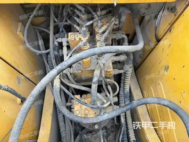 回转马达和主控阀（整机外观）