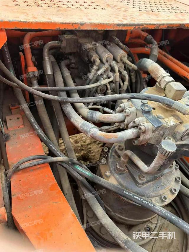 回轉(zhuǎn)馬達(dá)和主控閥(整機(jī)外觀) 回轉(zhuǎn)馬達(dá)和主控閥(整機(jī)外觀)