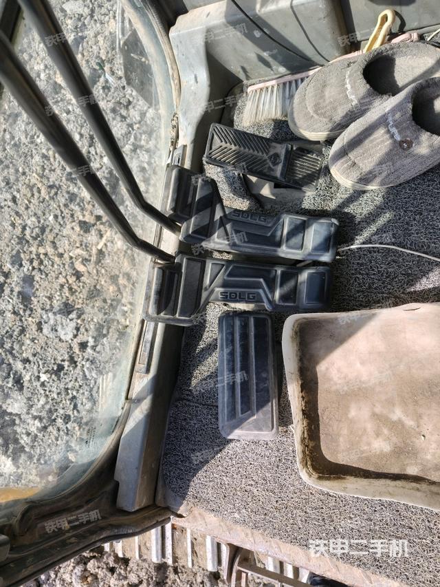 行走控制手柄和踏板?俯拍（駕駛室部分）