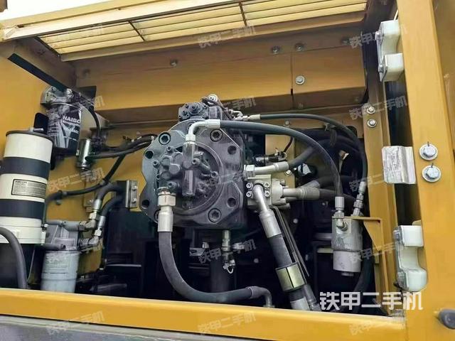 液压泵舱室正面整体（整机外观）