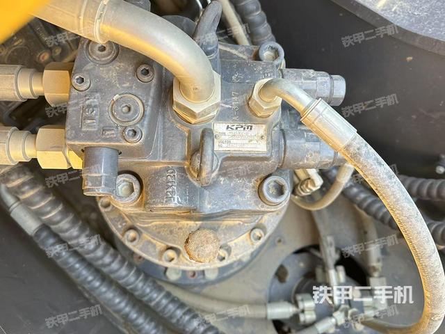 回轉(zhuǎn)馬達和主控閥(整機外觀) 回轉(zhuǎn)馬達和主控閥(整機外觀)