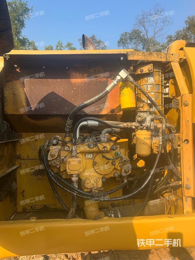 液压泵舱室正面整体（整机外观）