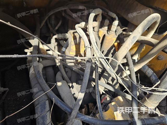 回轉(zhuǎn)馬達(dá)和主控閥（整機(jī)外觀）