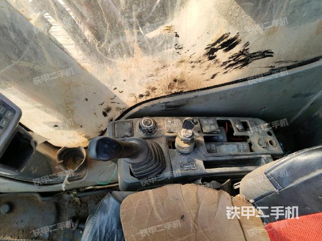 座椅右側(cè)控制臺/鑰匙門/油門/含右手柄(駕駛室部分) 座椅右側(cè)控制臺/鑰匙門/油門/含右手柄(駕駛室部分)