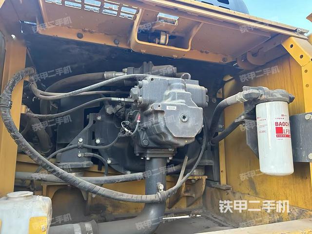 液壓泵艙室正面整體(整機外觀) 液壓泵艙室正面整體(整機外觀)