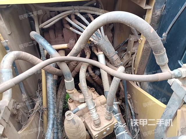回轉(zhuǎn)馬達(dá)和主控閥(整機(jī)外觀) 回轉(zhuǎn)馬達(dá)和主控閥(整機(jī)外觀)