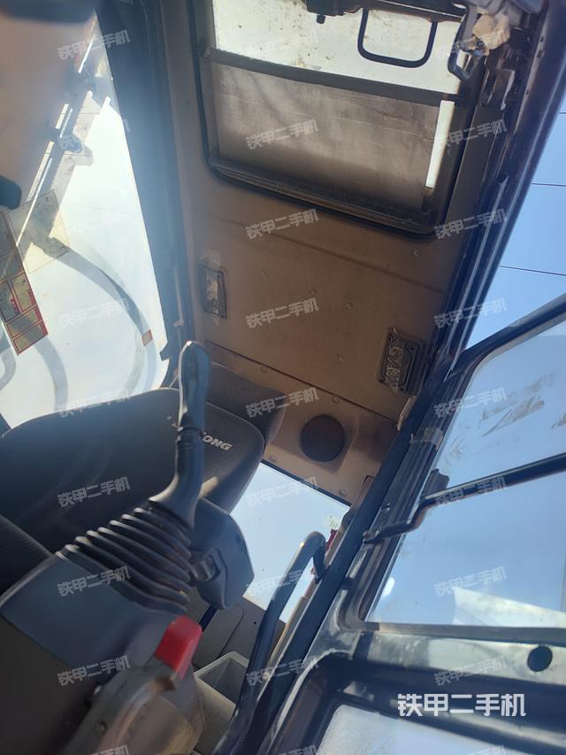 駕駛室頂部(整機(jī)外觀) 駕駛室頂部(整機(jī)外觀)