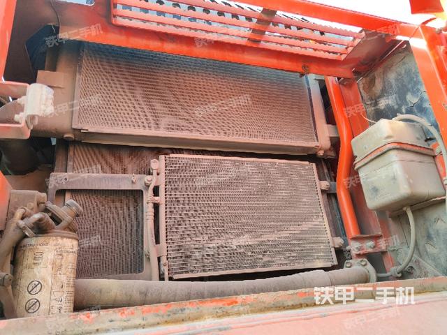 散熱器正面(大件艙室) 散熱器正面(大件艙室)
