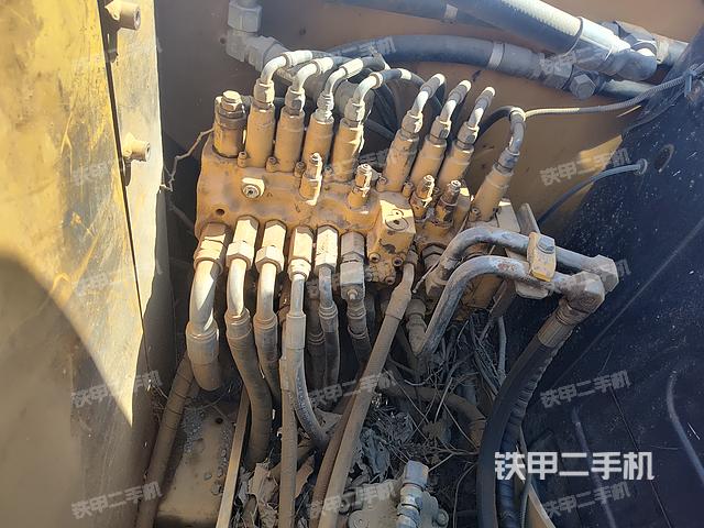 回轉(zhuǎn)馬達(dá)和主控閥(整機(jī)外觀) 回轉(zhuǎn)馬達(dá)和主控閥(整機(jī)外觀)