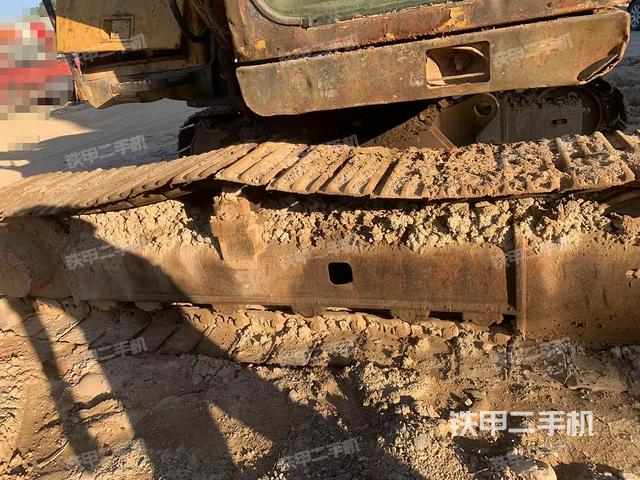單側(cè)履帶整體(整機(jī)外觀) 單側(cè)履帶整體(整機(jī)外觀)