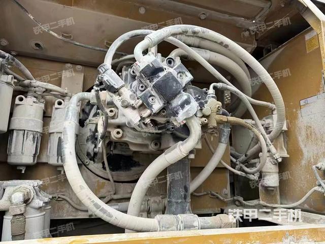 液壓泵艙室正面整體(整機外觀) 液壓泵艙室正面整體(整機外觀)