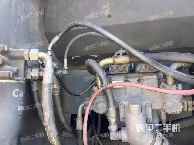 液压泵舱室正面整体（整机外观）