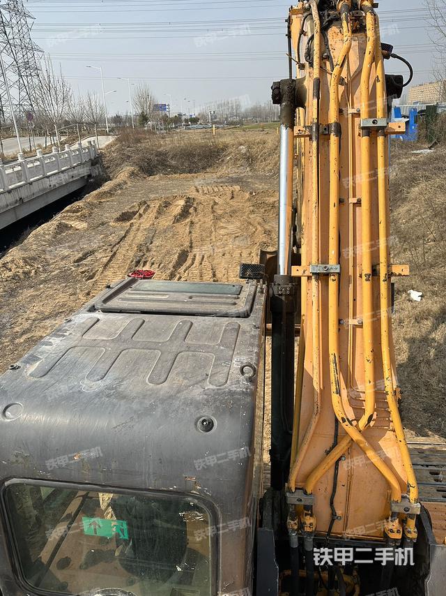 駕駛室頂部(整機(jī)外觀) 駕駛室頂部(整機(jī)外觀)