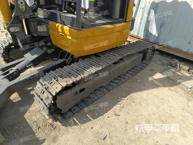 單側(cè)履帶整體(整機(jī)外觀) 單側(cè)履帶整體(整機(jī)外觀)