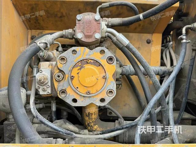 液压泵舱室正面整体（整机外观）