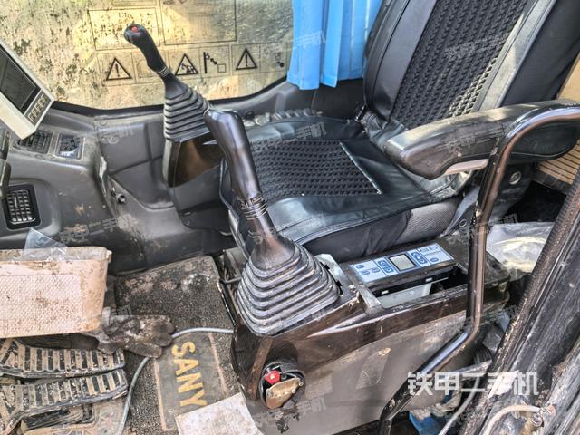 座椅右側(cè)控制臺(tái)/鑰匙門/油門/含右手柄（駕駛室部分）