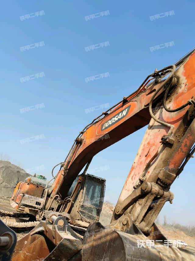 轉(zhuǎn)盤和下車架正前(工作和回轉(zhuǎn)裝置) 轉(zhuǎn)盤和下車架正前(工作和回轉(zhuǎn)裝置)