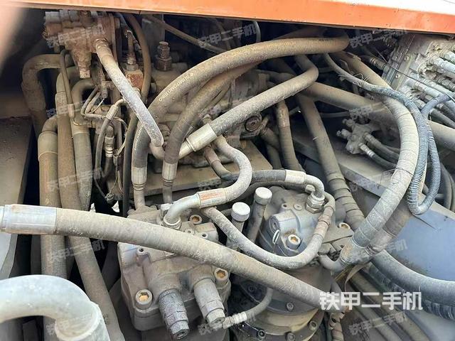 回转马达和主控阀（整机外观）