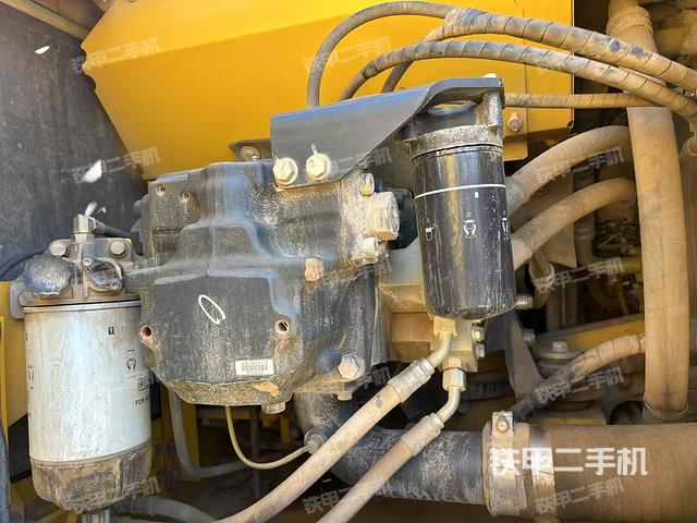 液压泵舱室正面整体（整机外观）