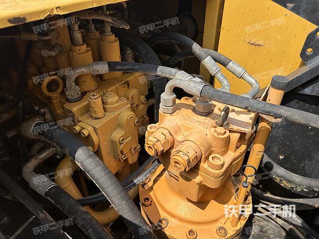 回轉(zhuǎn)馬達(dá)和主控閥（整機(jī)外觀）