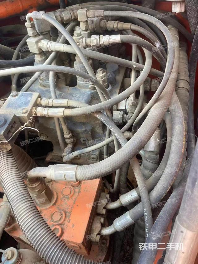 回转马达和主控阀（整机外观）