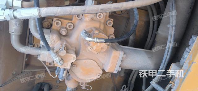 液压泵舱室正面整体（整机外观）