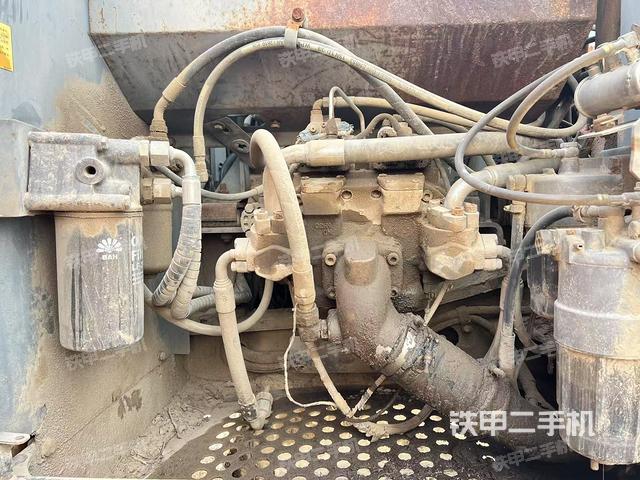 液壓泵艙室正面整體(整機(jī)外觀) 液壓泵艙室正面整體(整機(jī)外觀)