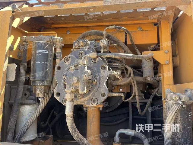 液壓泵艙室正面整體(整機外觀) 液壓泵艙室正面整體(整機外觀)