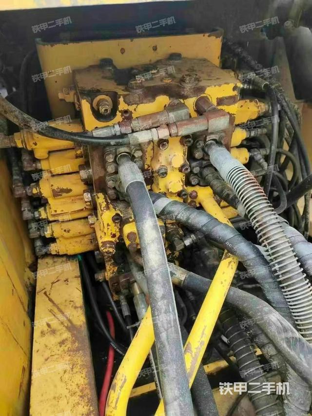 回转马达和主控阀（整机外观）