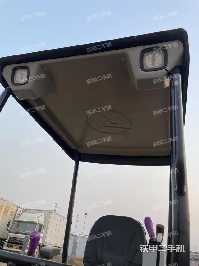 駕駛室頂部(整機(jī)外觀) 駕駛室頂部(整機(jī)外觀)