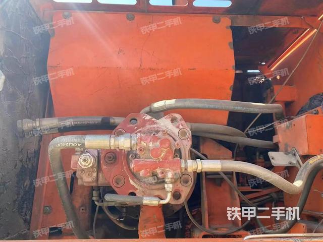 液压泵舱室正面整体（整机外观）