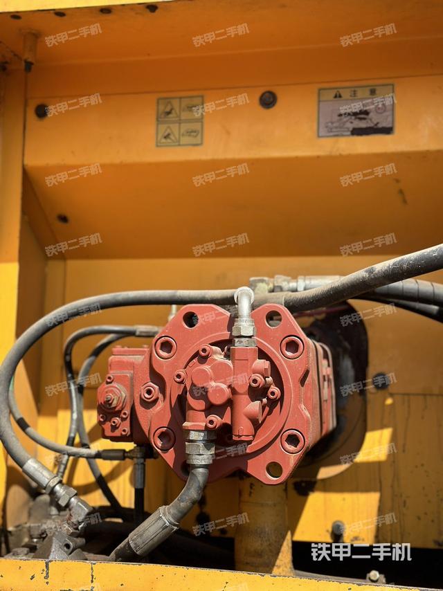 液压泵舱室正面整体（整机外观）